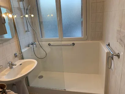 Image de RENOVBAIN IDF – Rénovation de baignoire, Baignoire à porte, Douche Seniors et PMR
